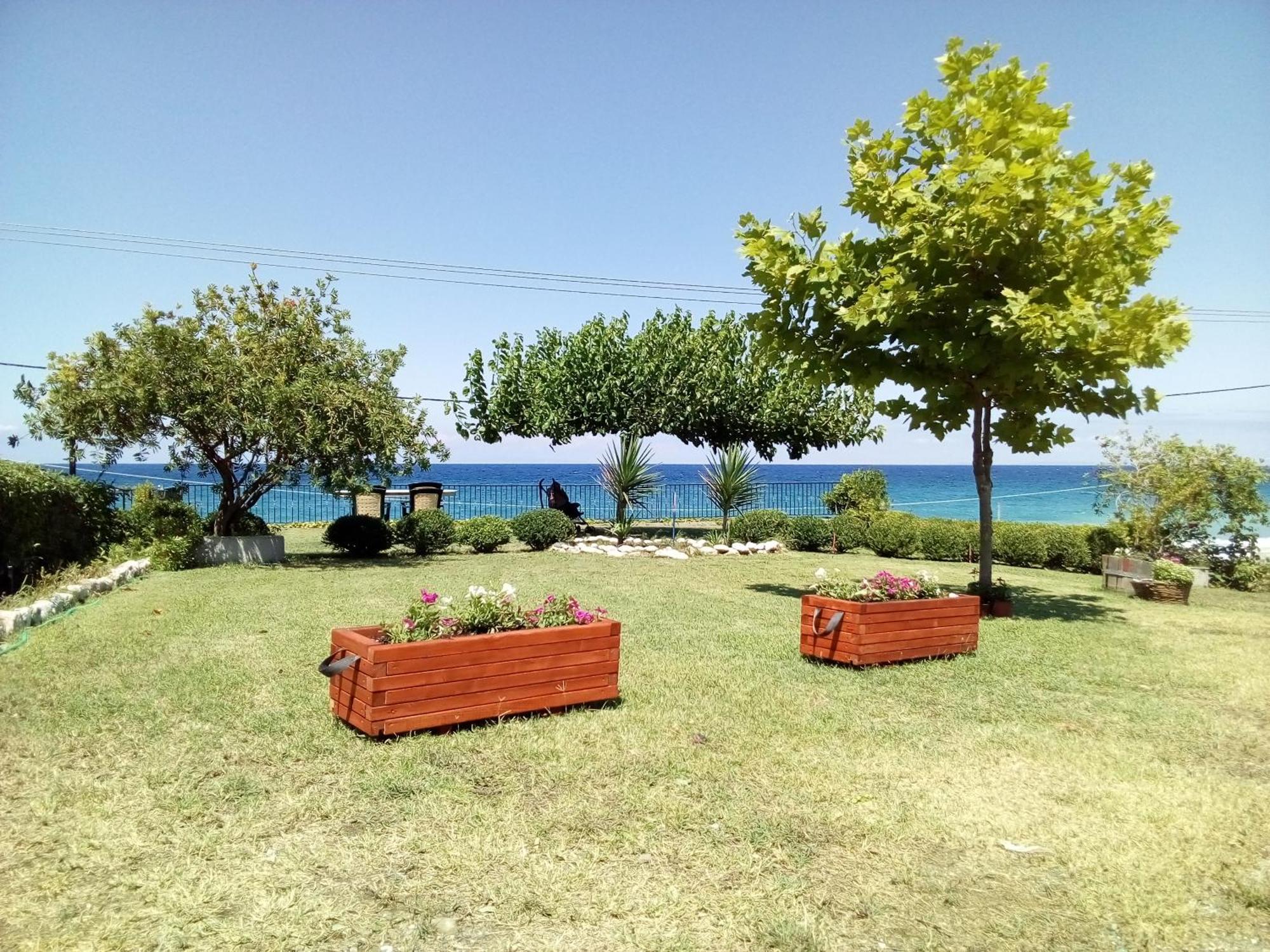 Perdikis Apartments - Paliouria Kokkino Nero Luaran gambar