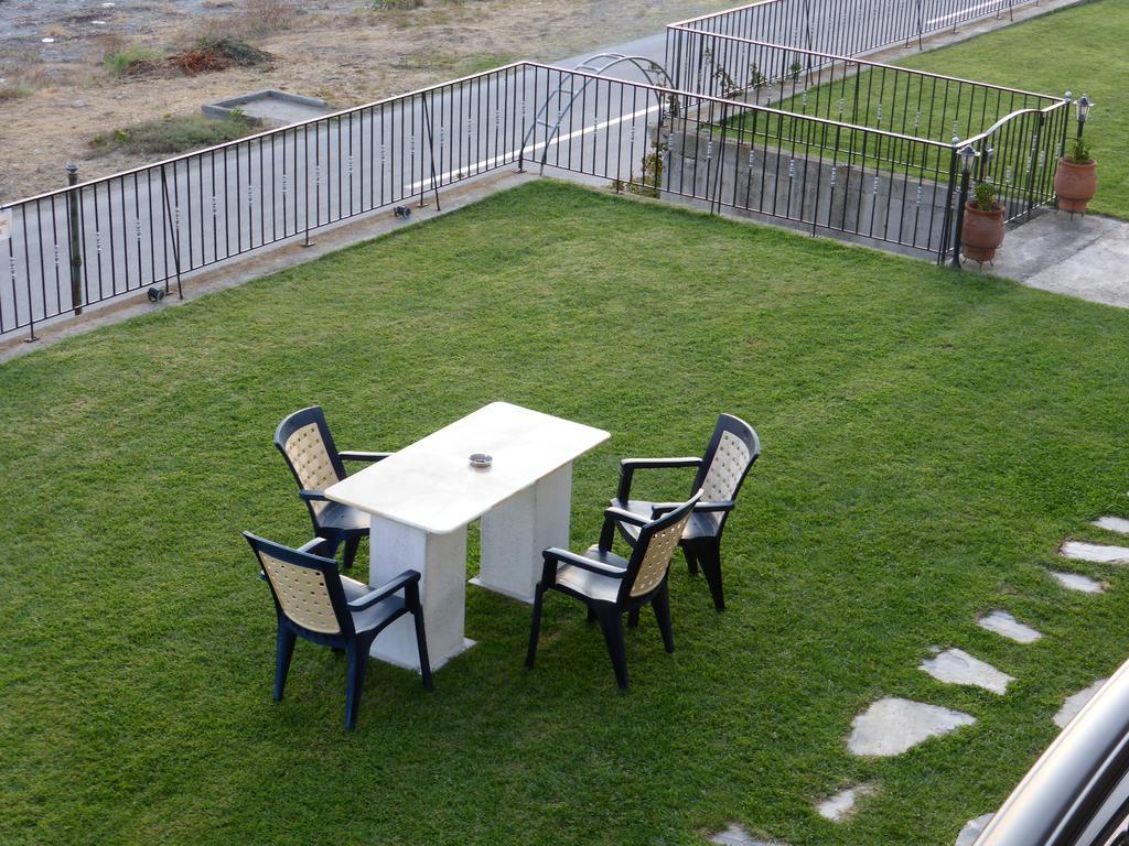 Perdikis Apartments - Paliouria Kokkino Nero Luaran gambar
